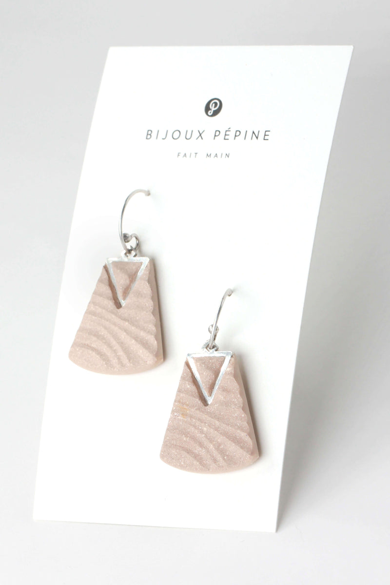 Nil, medium-sized earrings handmade with beige resin and hypoallergenic stainless steel