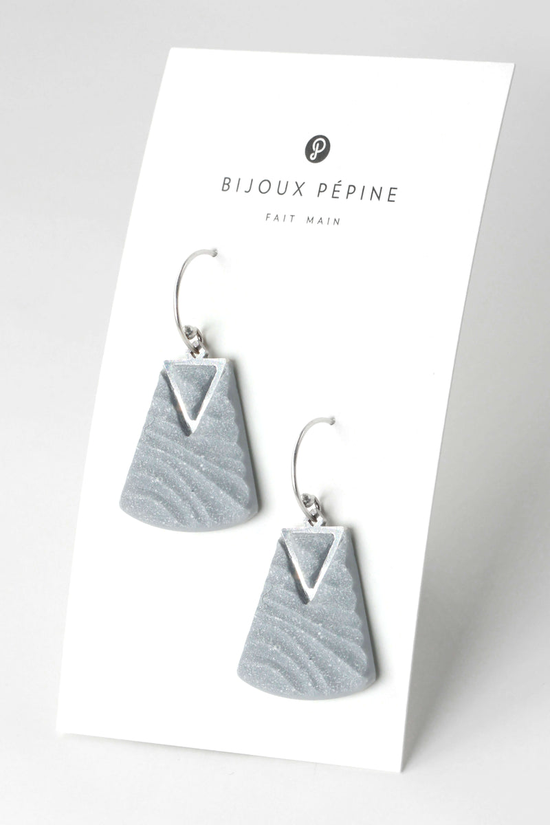 Nil, medium-sized earrings handmade with grey resin and hypoallergenic stainless steel