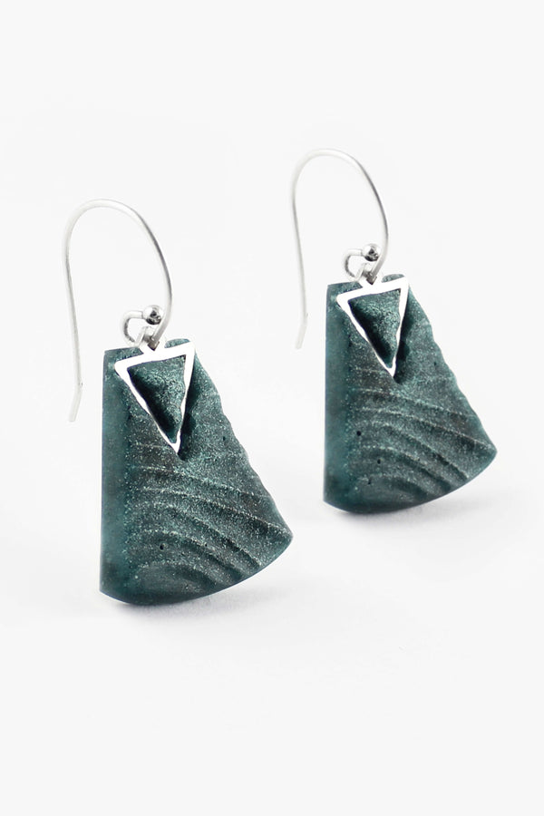 Nil, medium-sized earrings handmade with forest green resin and hypoallergenic stainless steel