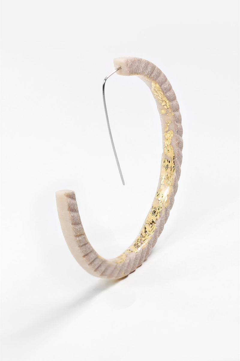 Ouroboros, light hoop earrings in beige resin, gold leaf and hypoallergenic stainless steel