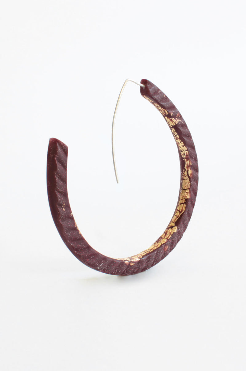 Ouroboros, light hoop earrings in burgundy red resin, gold leaf and hypoallergenic stainless steel