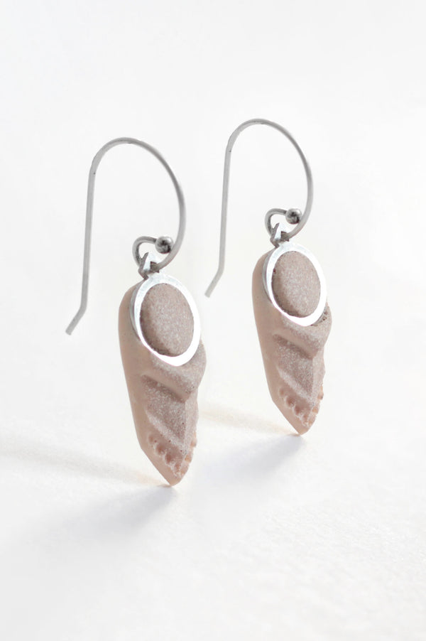 Panache, feather-shaped earrings handmade with beige resin and hypoallergenic stainless steel hook
