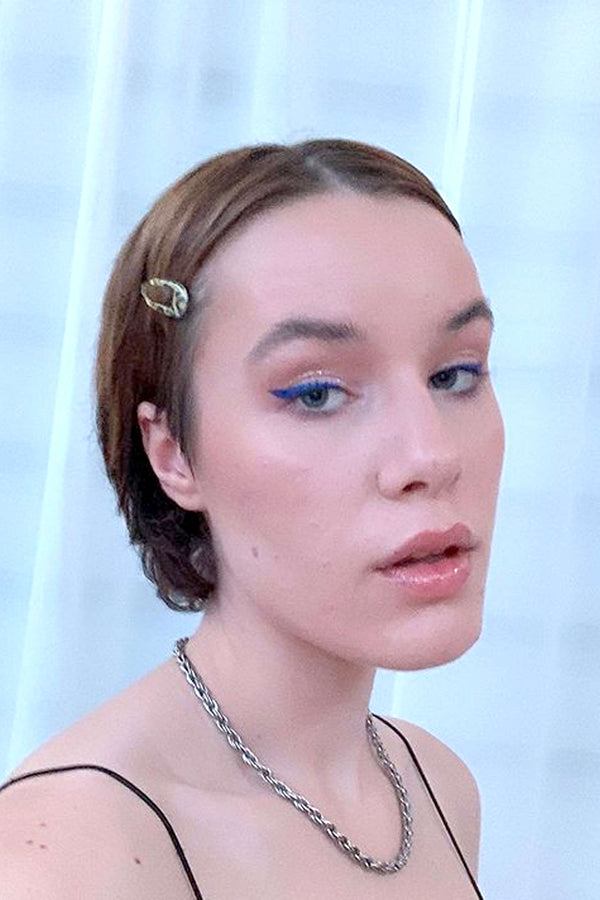 mannequin portant un bracelet et un collier en acier inoxydable hypoallergénique de la marque Bijoux Pépine.