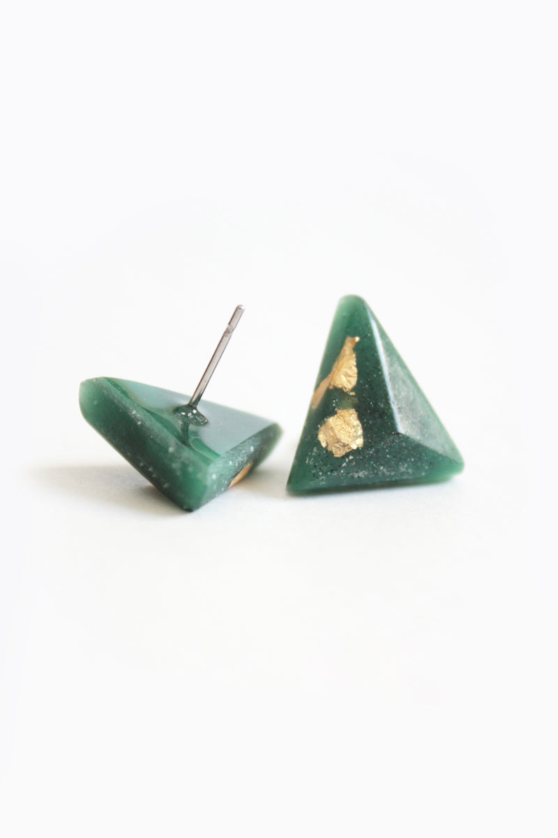 les clous hypoallergéniques Pyramide en forme de triangle de Bijoux Pépine en forêt verte avec résine durable et feuille d'or 24 carats