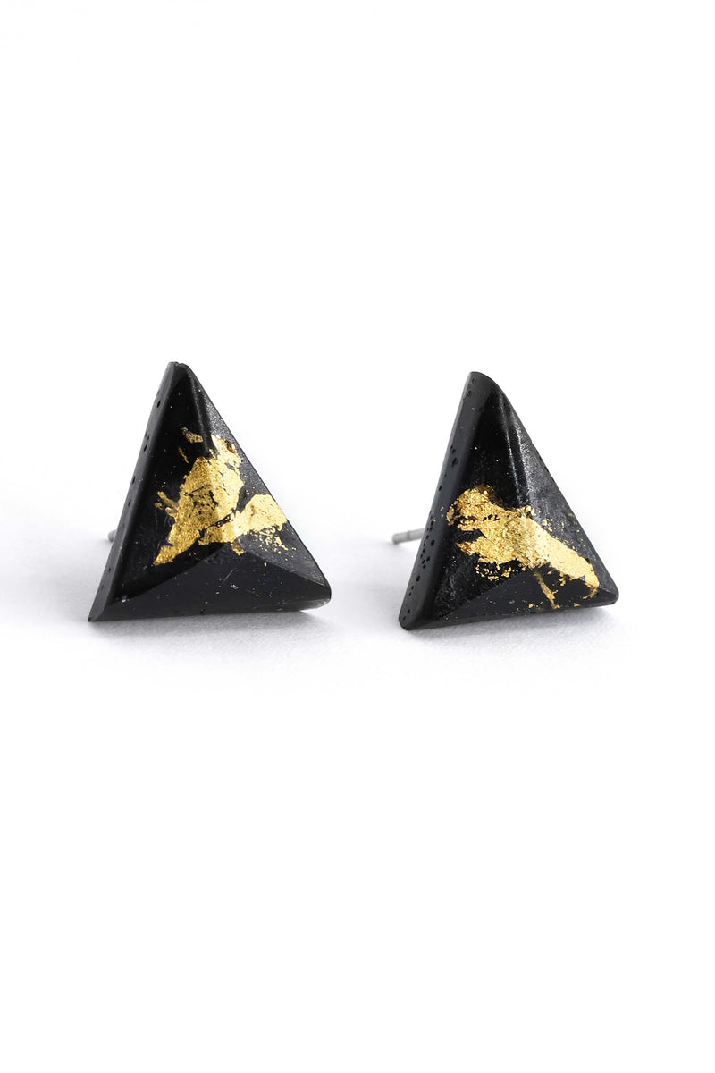  les clous hypoallergéniques Pyramide en forme de triangle noir en résine durable et feuille d'or 24 carats de Bijoux Pépine.
