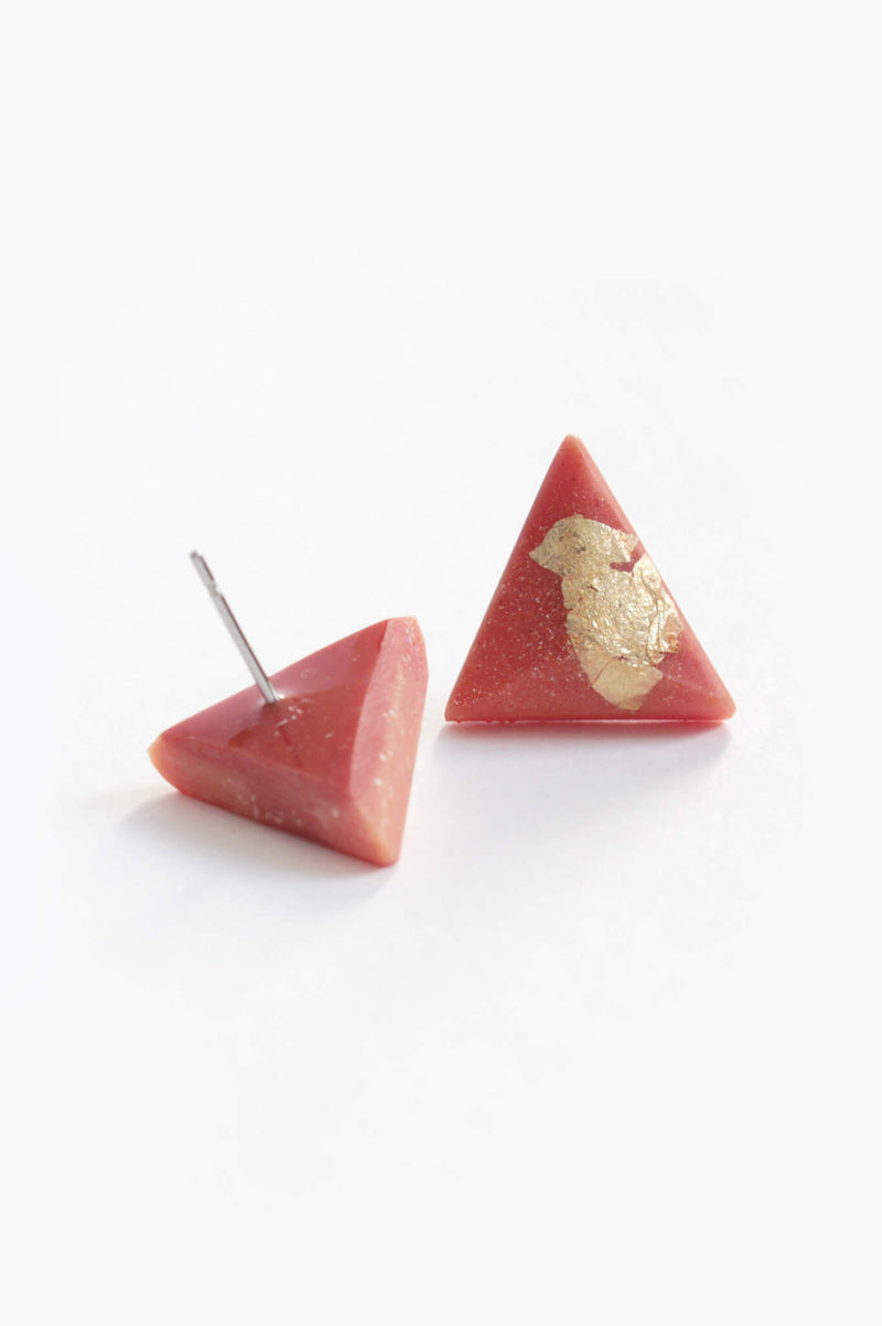 les clous hypoallergéniques Pyramide en forme de triangle en corail rouge orangé avec résine durable et feuille d'or 24 carats de Bijoux Pépine.