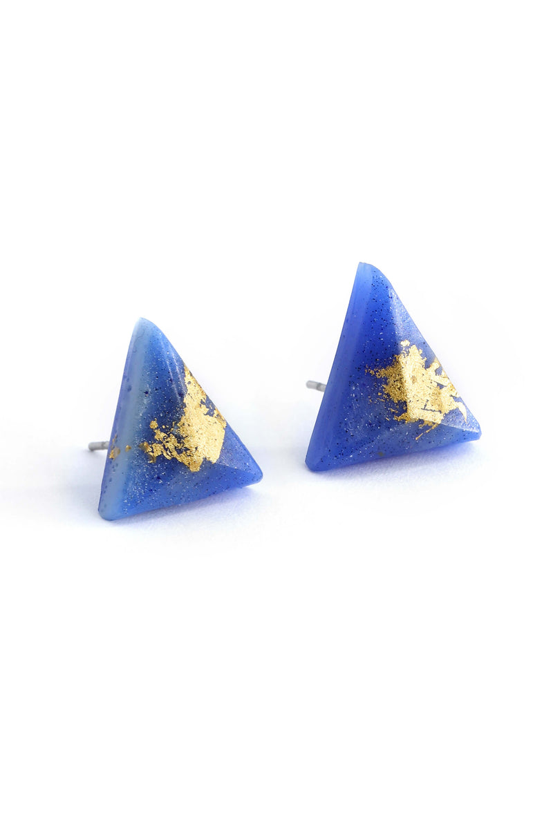 Bijoux Pépine's hypoallergenic Pyramide triangle shape studs in indigo blue with sustainable resin and 24 carats gold leaf