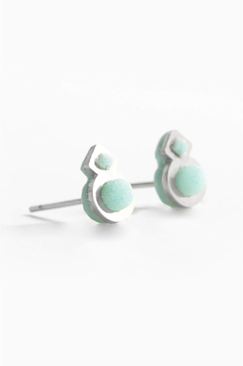 Rose des Vents, round small studs handmade with green mint sustainable resin and hypoallergenic stainless steel hooks studs, handmade process