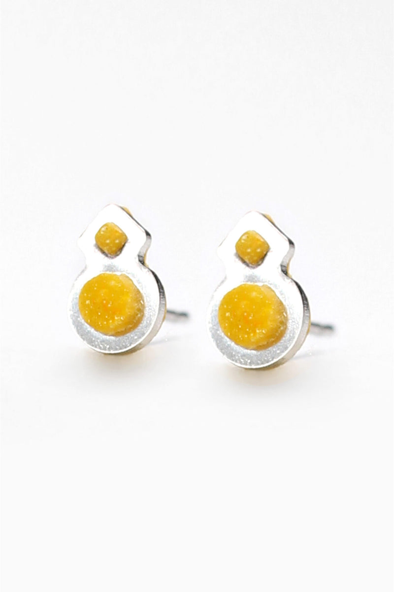 Rose des Vents, round small studs handmade with occhre yellow sustainable resin and hypoallergenic stainless steel hooks studs, handmade process