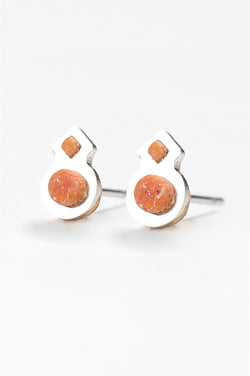 Rose des Vents, round small studs handmade with coral red sustainable resin and hypoallergenic stainless steel hooks studs, handmade process