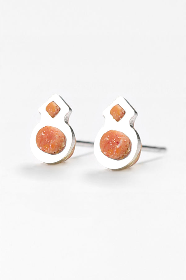 Rose des Vents, round small studs handmade with coral red sustainable resin and hypoallergenic stainless steel hooks studs, handmade process