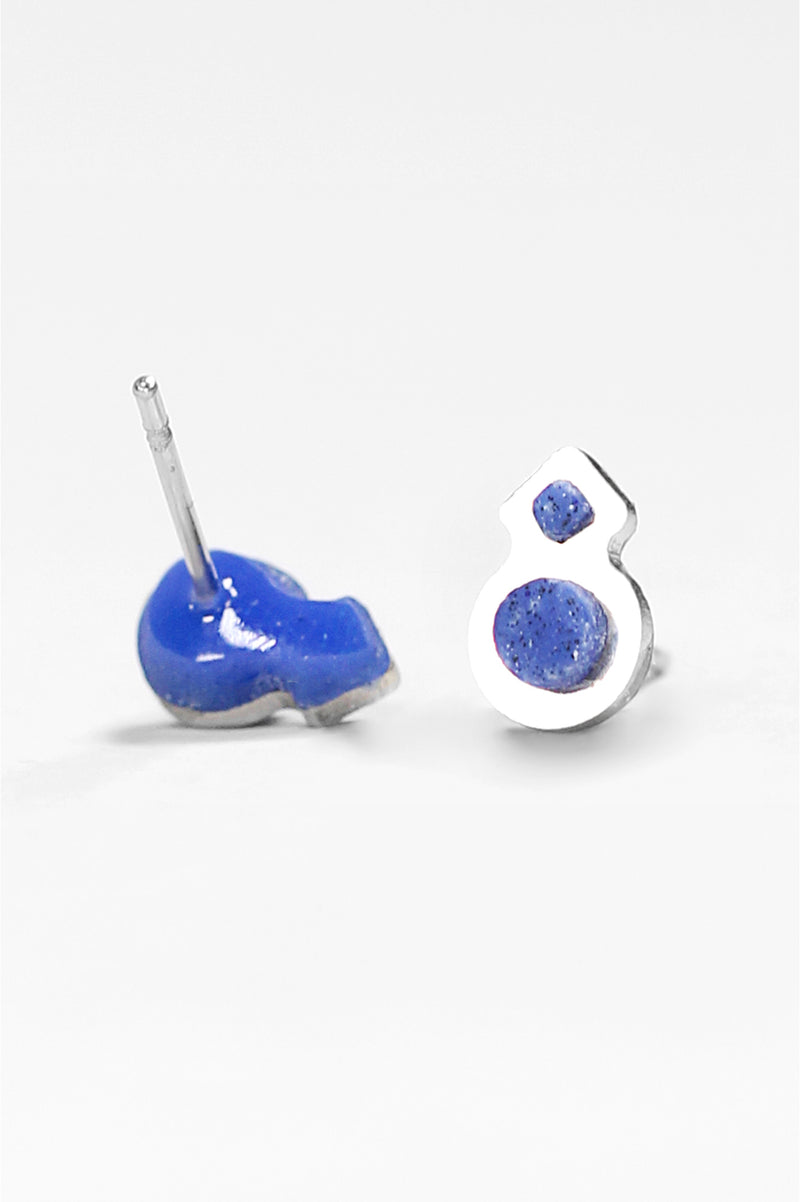 Rose des Vents, round small studs handmade with blue indigo sustainable resin and hypoallergenic stainless steel hooks studs, handmade process