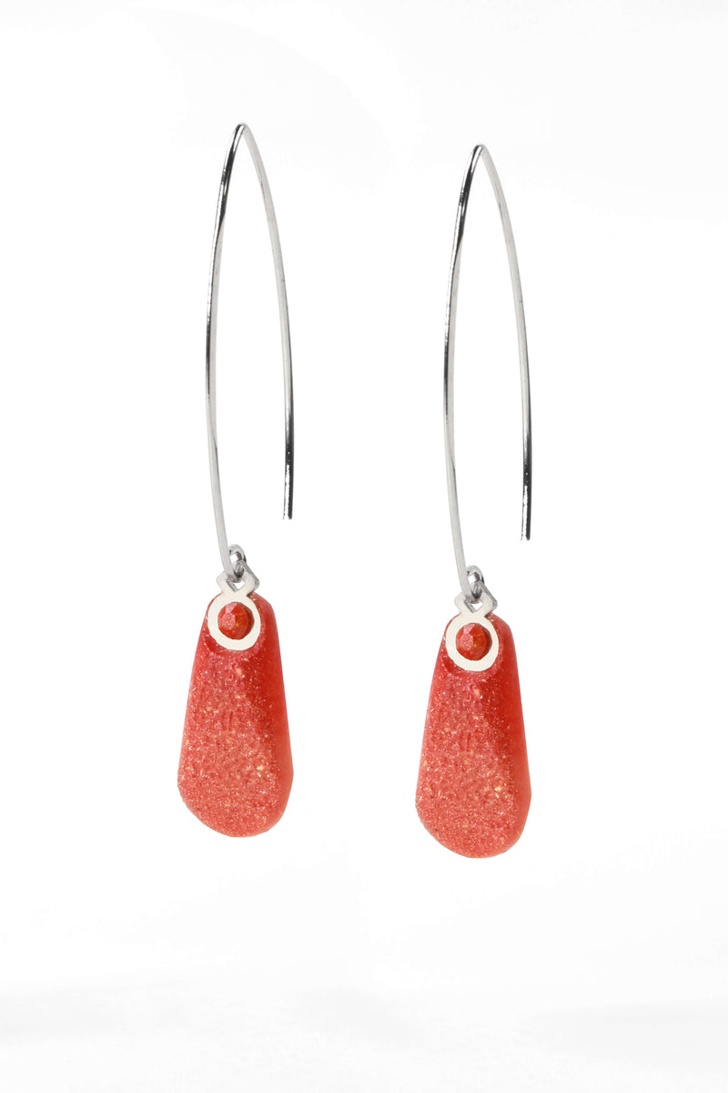 des boucles d'oreilles en forme de larme Rosée en résine durable de corail rouge et de longs crochets en acier inoxydable hypoallergénique.