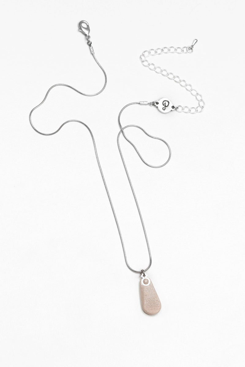 Rosée teardrop adjustable length necklace in sustainable resin and hypoallergenic stainless steel beige color