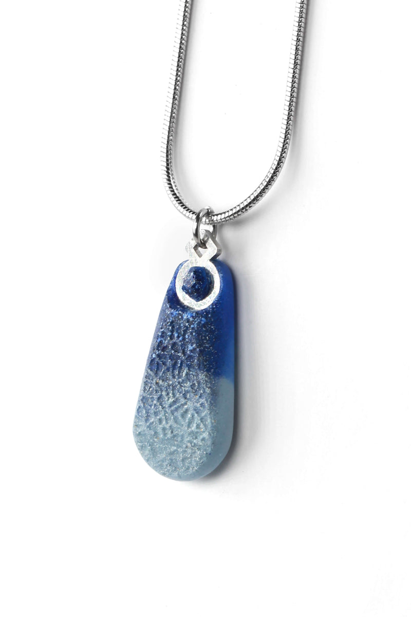 Rosée teardrop adjustable length necklace in indigo blue color eco-friendly resin and hypoallergenic stainless steel, handmade process