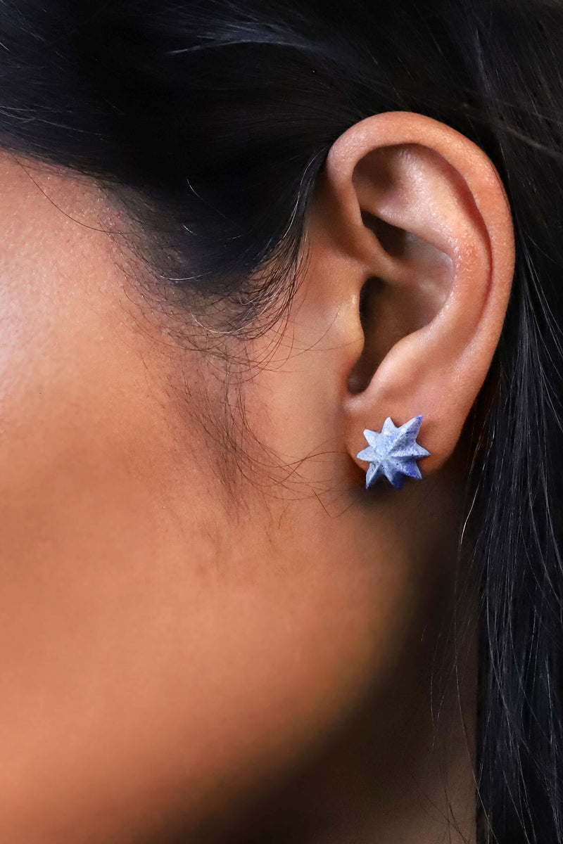 Cheveux foncés mode femme modèle Étoile du Berger boucles d'oreilles clous forme étoile acier inoxydable hypoallergénique en résine couleur bleu indigo