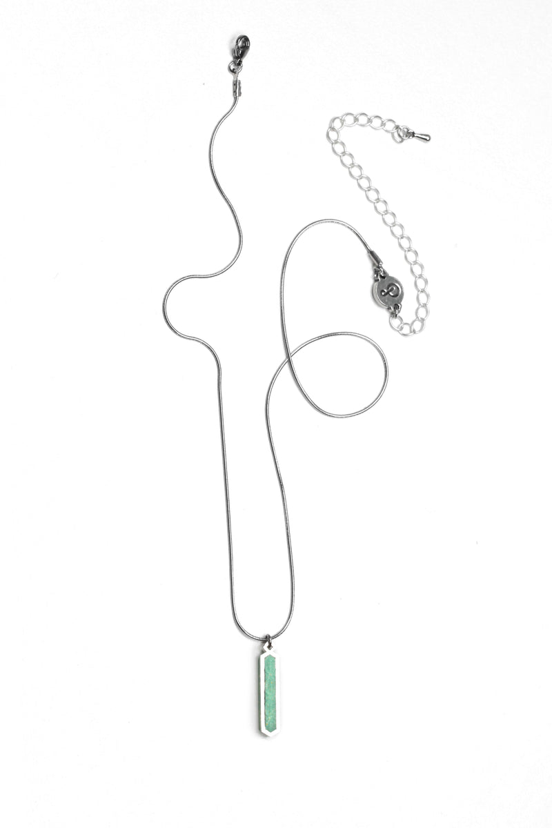 le collier Solstice à longueur réglable en résine durable de couleur verte et chaîne en acier inoxydable hypoallergénique, fabriqué à la main.