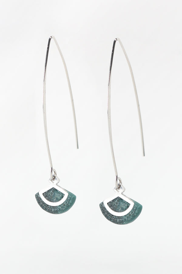 St-Jacques, boucles d'oreilles légères en forme de coquillage, fabriquées à la main avec de la résine durable issue de forêts vertes et un crochet en acier inoxydable hypoallergénique.