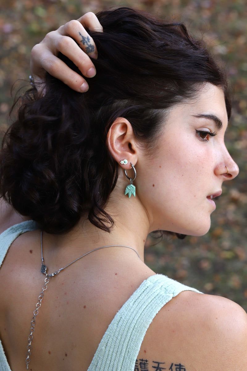 mannequin portant Lys, boucles d'oreilles pendantes en forme de fleur en vert menthe bleu aqua par Bijoux Pépine 